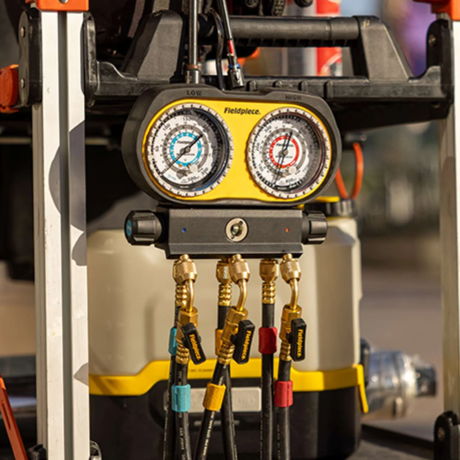 Fieldpiece 3 Port Analogue Manifold Gauge - Image 3